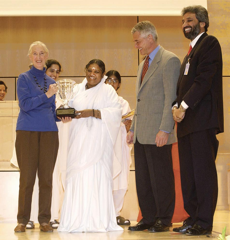 Amma Receives the Gandhi-King Award for Non-Violence